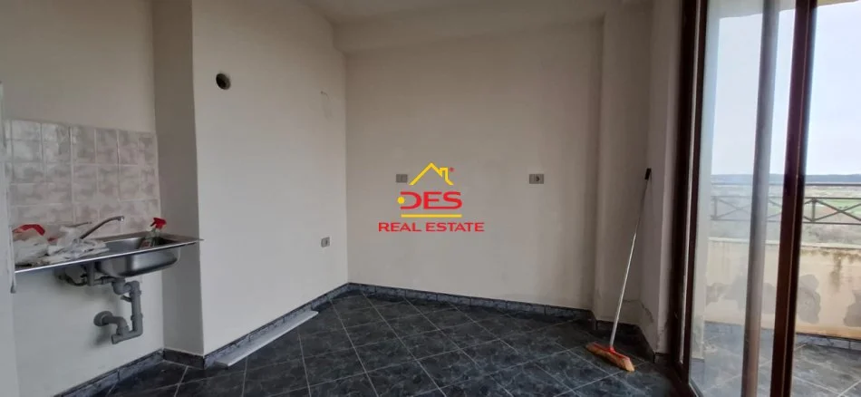 Vlore, shitet apartament 2+1+Ballkon Kati 4, 90 m² 65.000 € (Rruga Damian Humariti)