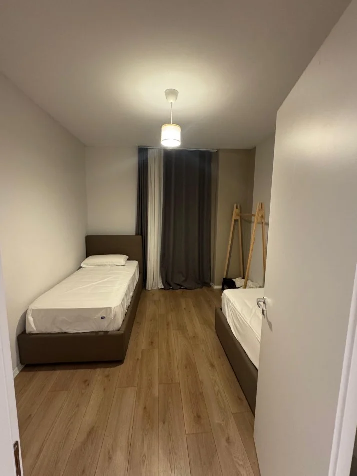 Tirane, jepet me qera apartament 2+1+Ballkon Kati 2, 94 m² 500 € (Univers City 2+1+Post Parkimi Totalisht i mobiluar dhe investuar)