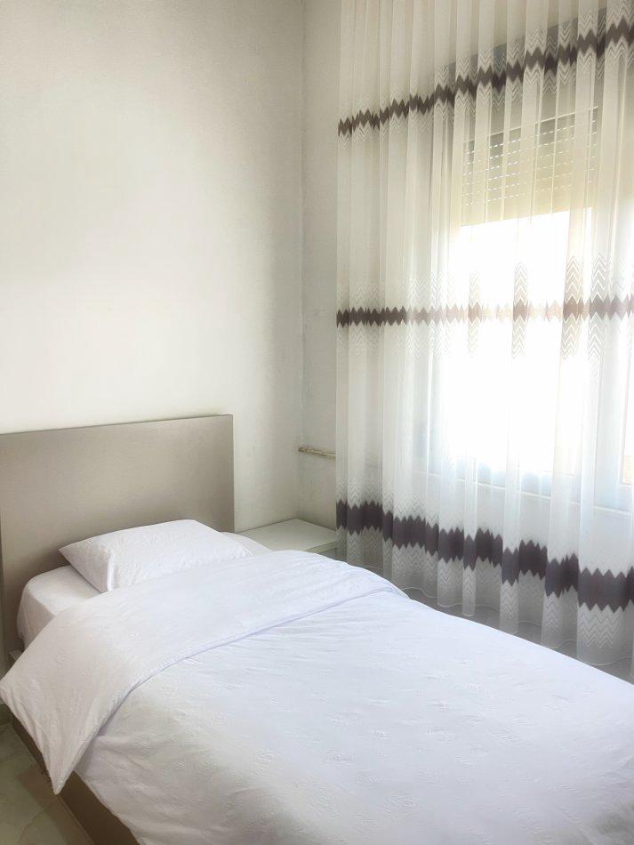 Tirane, jepet me qera apartament 2+1+Ballkon Kati 1, 80 m² 550 € (Astir)