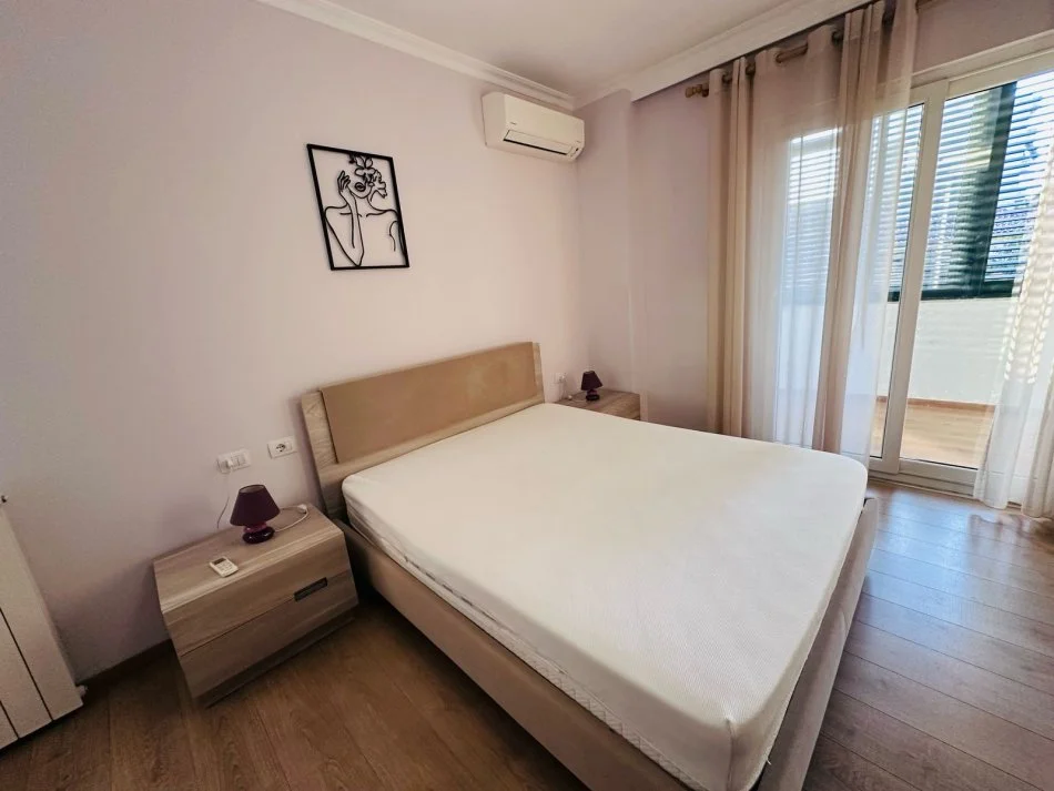 Tirane, jepet me qera apartament 2+1+Ballkon Kati 2, 110 m² 650 € 
