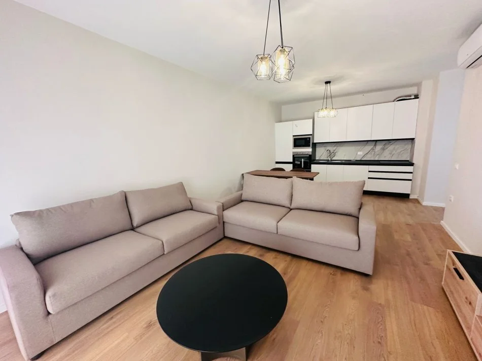 Tirane, jepet me qera apartament 2+1+Ballkon Kati 2, 130 m² 650 € 