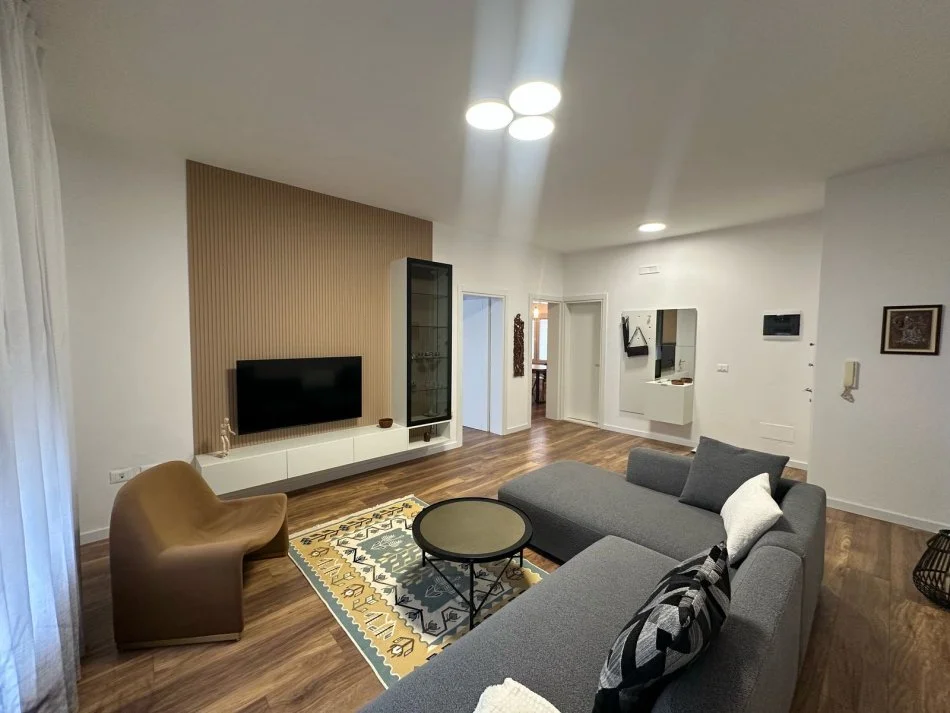 Tirane, jepet me qera apartament 2+1+Ballkon Kati 2, 100 m² 800 € (Selvia)