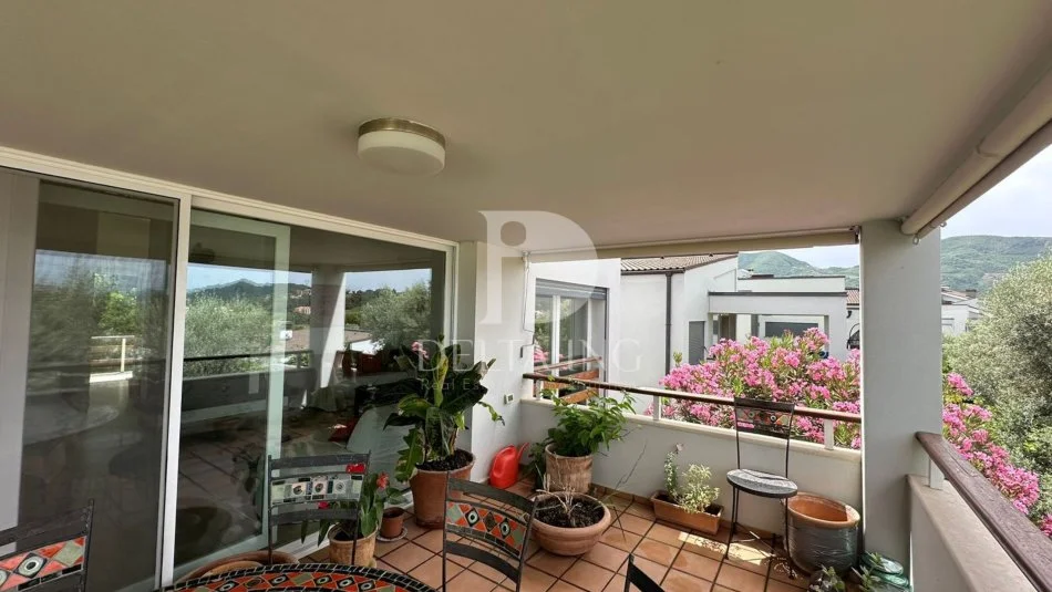 Tirane, shitet Vile 3+1+Aneks+Ballkon Kati 0, 475 m² 650.000 € (Long Hill,TEG)