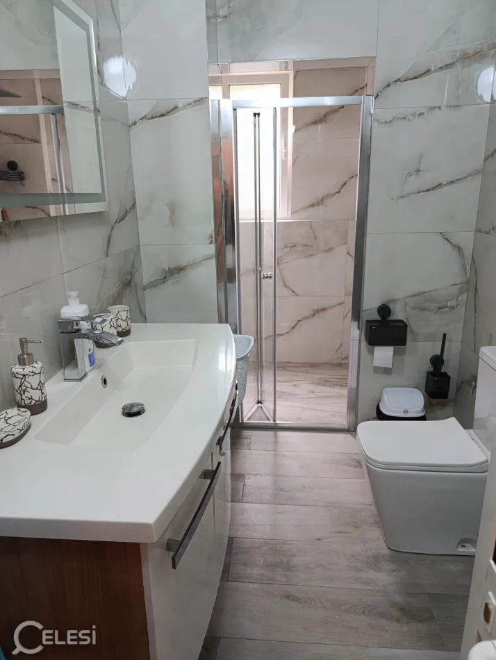 Shqiperi, jepet me qera apartament 2+1+Ballkon Kati 1, 75 m² 500 € (KOMBINAT)