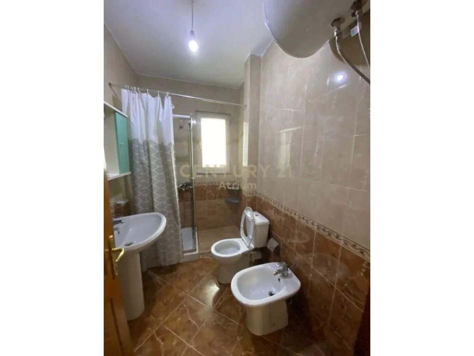 Tirane, jepet me qera apartament 2+1 Kati 2, 82 m² 700 € 