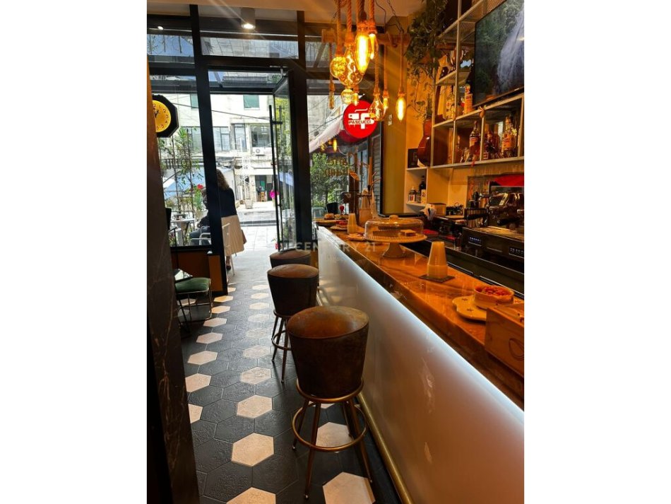 Tirane, jepet me qera bar-kafe Kati 1, 100 m² 750 € (Ish ekspozita Shqipria Sot)