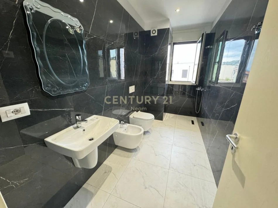 Tirane, jepet me qera apartament 2+1 , 143 m² 1.600 € (rruga e kosovarve)