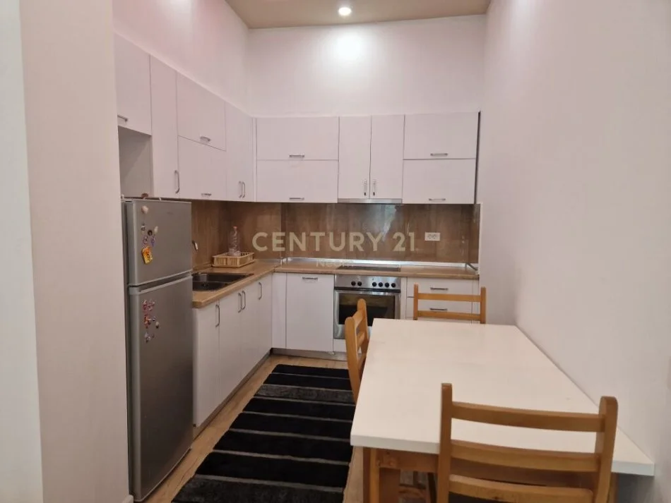 Tirane, jepet me qera apartament 2+1 Kati 1, 121 m² 750 € (liqeni i thate)