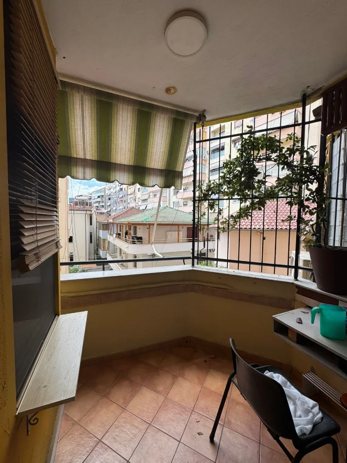 Tirane, jepet me qera apartament 2+1+Ballkon Kati 5, 500 € 