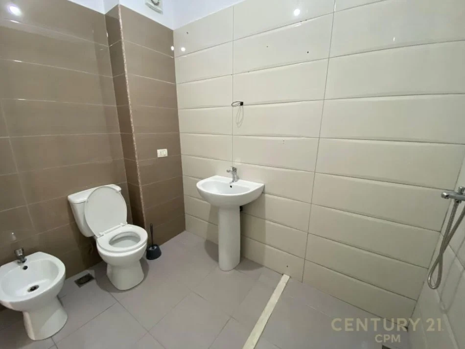 Tirane, shitet 1+1+Ballkon Kati 4, (Rruga Ibrahim Dervishi)