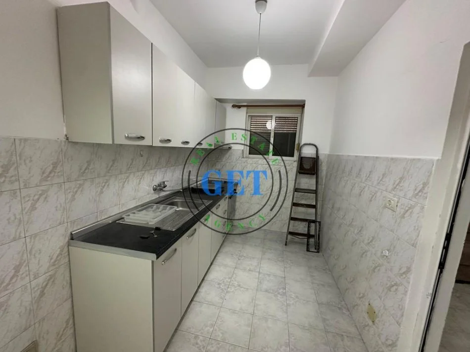 Durres, jepet me qera apartament 1+1 Kati 3, 300 € (Prane UKD, Durres.)