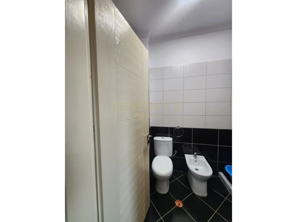 Tirane, shitet apartament 2+1 Kati 1, 93 m² 125.000 € (shkoze)