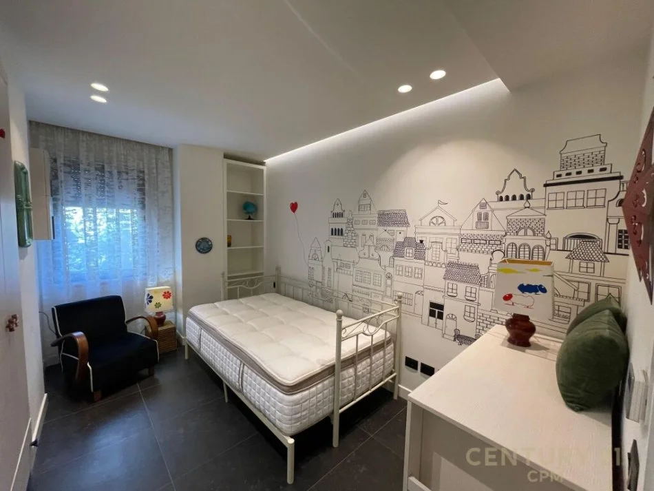Tirane, jepet me qera apartament 2+1 Kati 1, 98 m² 800 € (rruga ura)