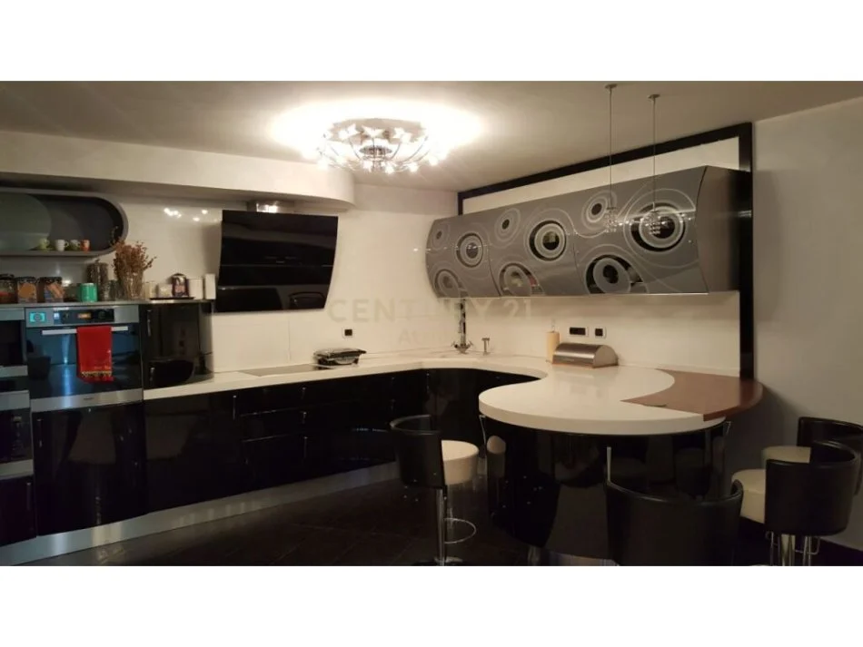Tirane, jepet me qera apartament 3+1 Kati 2, 2.500 € (bllok)