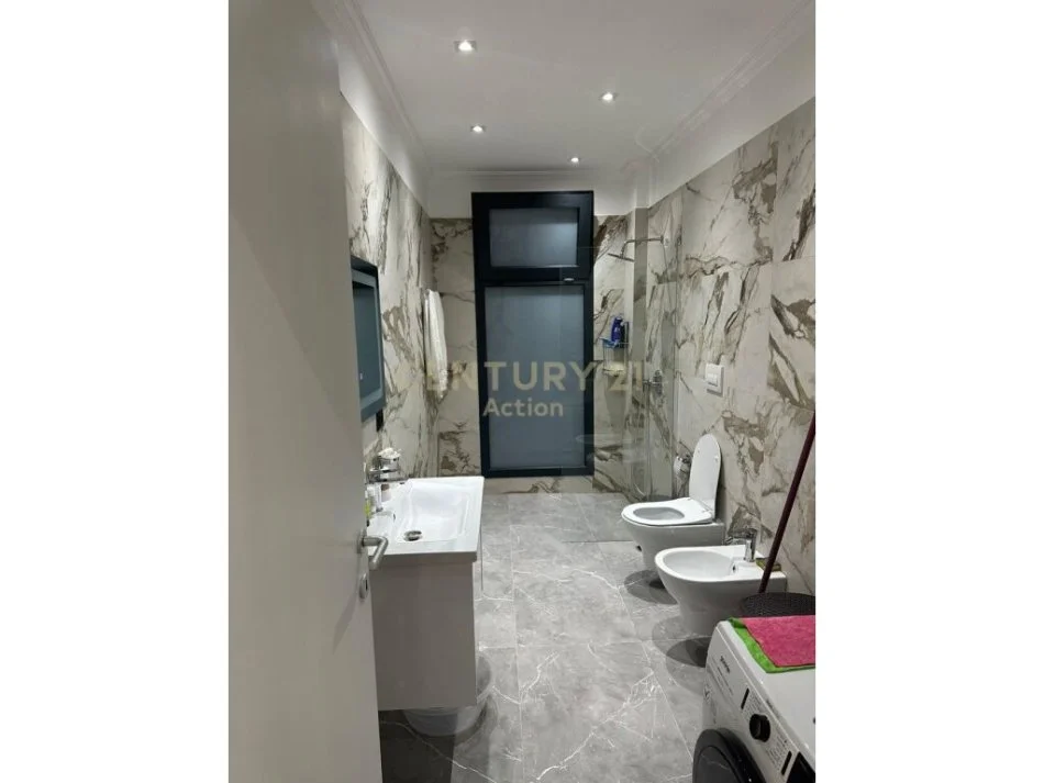 Tirane, jepet me qera apartament 1+1 Kati 2, 75 m² 750 € (TEG)