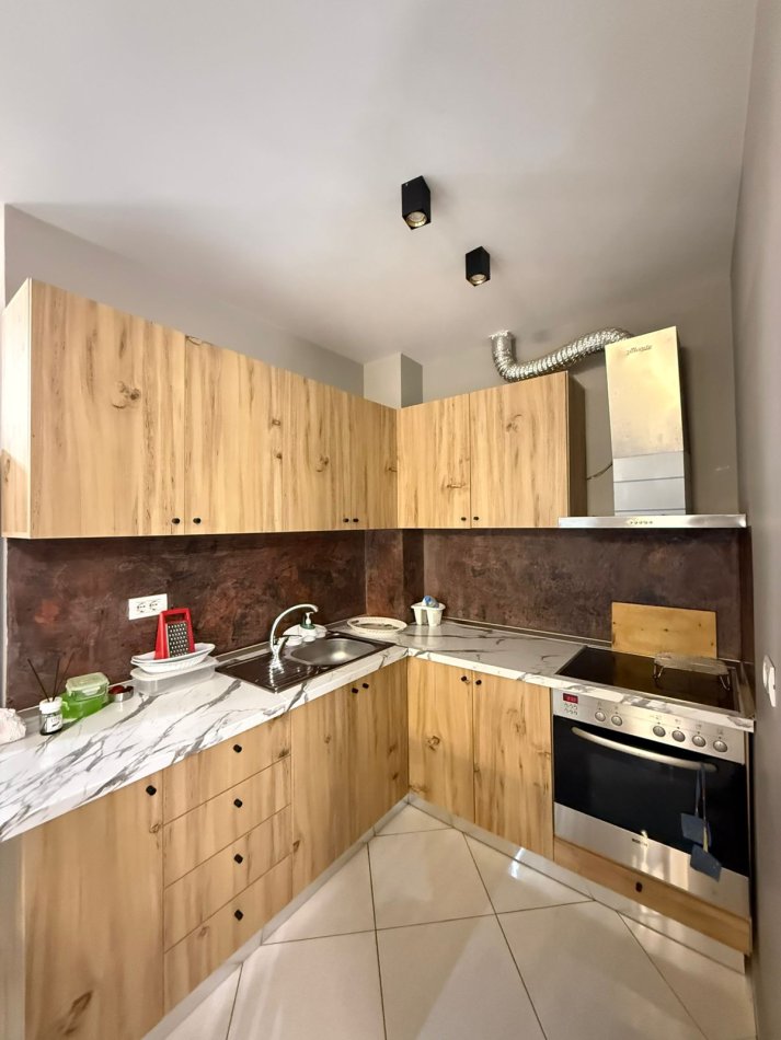 Tirane, jepet me qera apartament 3+1+Ballkon Kati 3, 95 m² 500 € (Kopshti Botanik)