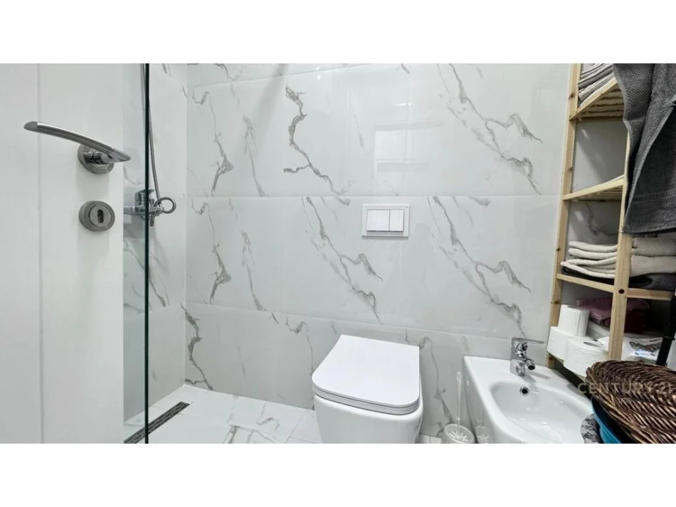 𝐓𝐢𝐫𝐚𝐧𝐞, 𝐣𝐞𝐩𝐞𝐭 𝐦𝐞 𝐪𝐞𝐫𝐚 𝐚𝐩𝐚𝐫𝐭𝐚𝐦𝐞𝐧𝐭 𝟏+𝟏 𝐊𝐚𝐭𝐢 𝟓, 𝟕𝟎 𝐦² 𝟔𝟎𝟎 € (𝐋𝐢𝐪𝐞𝐧𝐢 𝐢 𝐓𝐡𝐚𝐭ë)