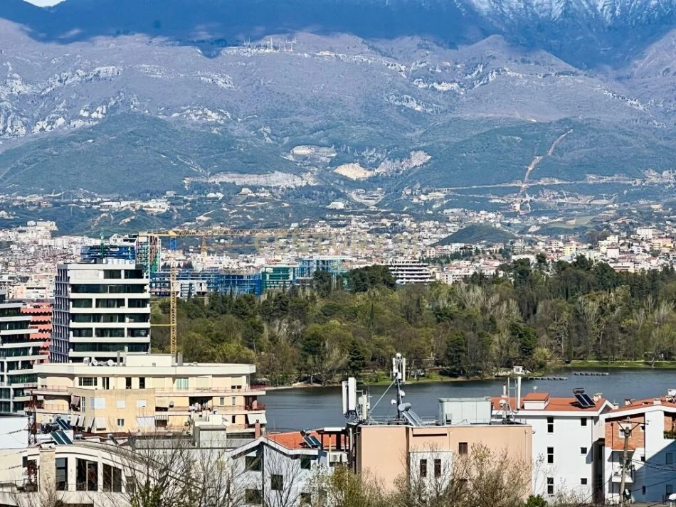 Tirane, jepet me qera apartament 2+1 Kati 2, 193 m² 1.500 € (kopshti botanik)