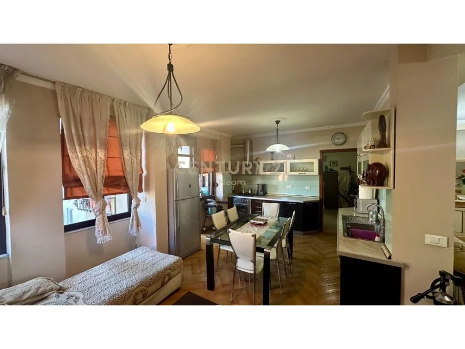 Tirane, shitet apartament 2+1 Kati 3, 125 m² 325.000 € (Kisha Katolike)