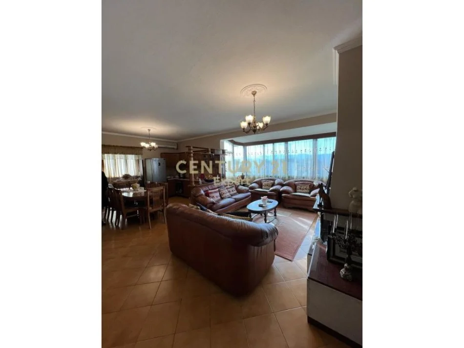 𝐓𝐢𝐫𝐚𝐧𝐞, 𝐬𝐡𝐢𝐭𝐞𝐭 𝐚𝐩𝐚𝐫𝐭𝐚𝐦𝐞𝐧𝐭 𝟑+𝟏 𝐊𝐚𝐭𝐢 𝟔, 𝟏𝟎𝟎 𝐦² 𝟏𝟓𝟎.𝟎𝟎𝟎 € (𝐋𝐚𝐩𝐫𝐚𝐤ë)