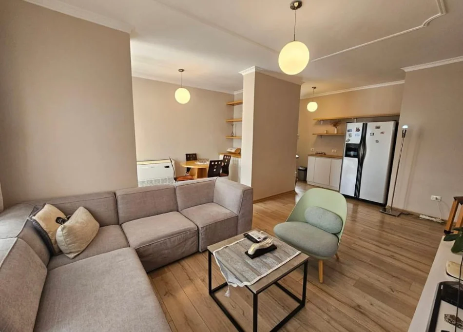 Tirane, jepet me qera apartament 2+1+Ballkon , 1.500 € (Rruga Kosovarëve)