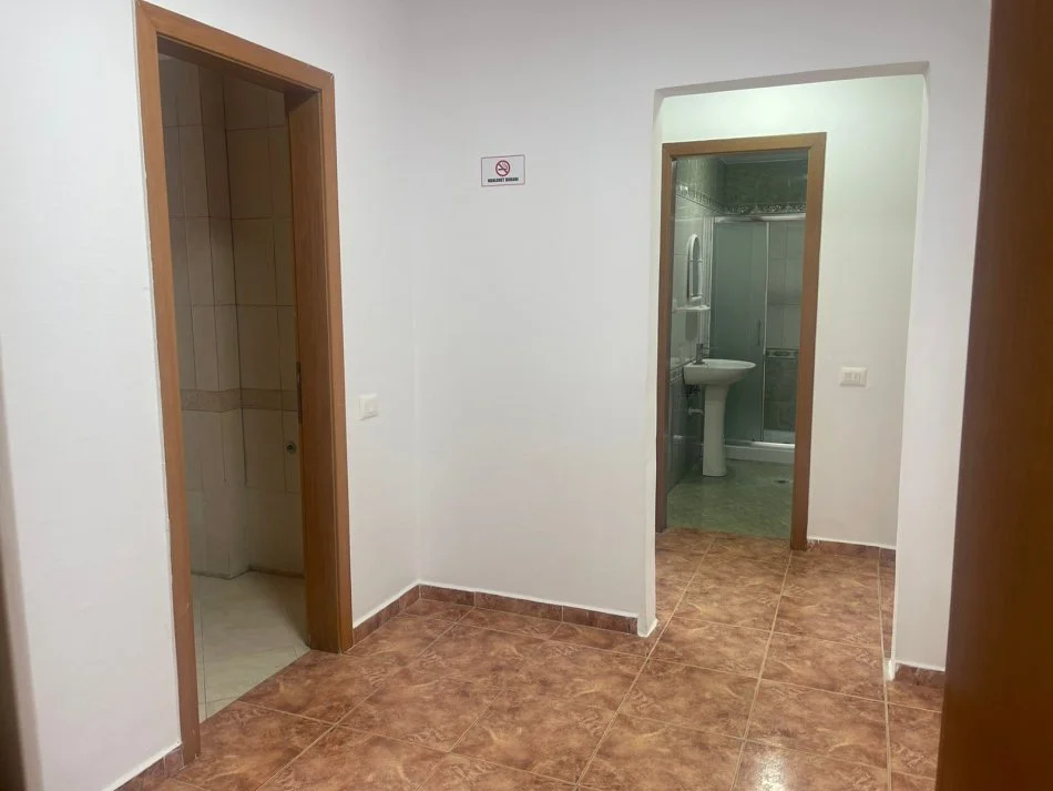 Tirane, jepet me qera ambjent biznesi Kati 1, 120 m² 1.000 € (Rruga e Bogdaneve)