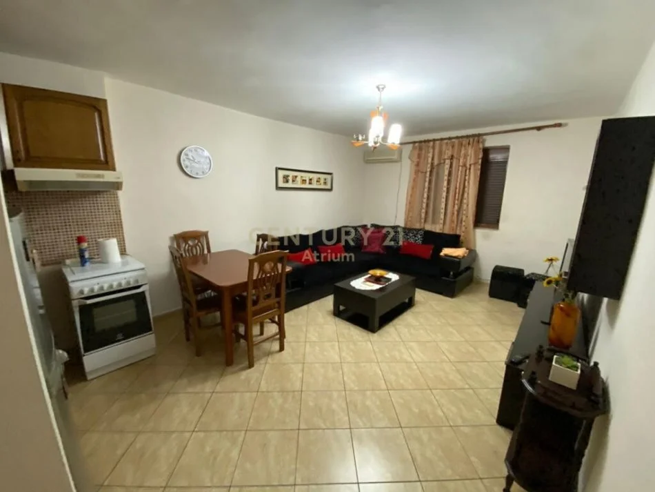 𝐓𝐢𝐫𝐚𝐧𝐞, 𝐣𝐞𝐩𝐞𝐭 𝐦𝐞 𝐪𝐞𝐫𝐚 𝐚𝐩𝐚𝐫𝐭𝐚𝐦𝐞𝐧𝐭 𝟐+𝟏 𝐊𝐚𝐭𝐢 𝟓, 𝟓𝟗 𝐦² 𝟓𝟓𝟎 € (𝐁𝐫𝐫𝐲𝐥𝐢)