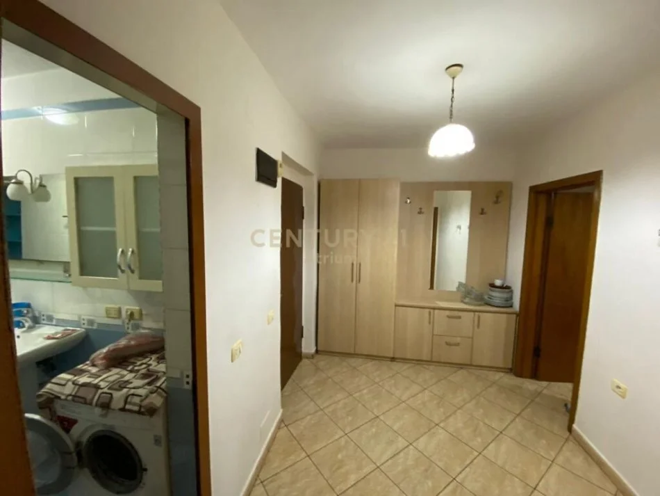 𝐓𝐢𝐫𝐚𝐧𝐞, 𝐣𝐞𝐩𝐞𝐭 𝐦𝐞 𝐪𝐞𝐫𝐚 𝐚𝐩𝐚𝐫𝐭𝐚𝐦𝐞𝐧𝐭 𝟐+𝟏 𝐊𝐚𝐭𝐢 𝟓, 𝟓𝟗 𝐦² 𝟓𝟓𝟎 € (𝐁𝐫𝐫𝐲𝐥𝐢)