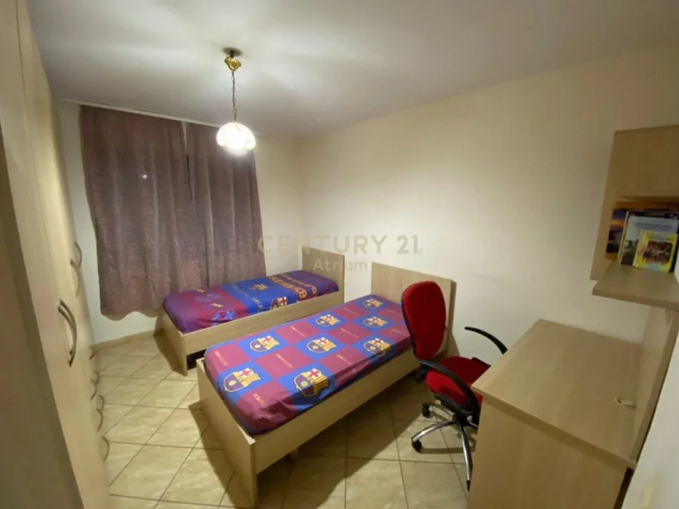 𝐓𝐢𝐫𝐚𝐧𝐞, 𝐣𝐞𝐩𝐞𝐭 𝐦𝐞 𝐪𝐞𝐫𝐚 𝐚𝐩𝐚𝐫𝐭𝐚𝐦𝐞𝐧𝐭 𝟐+𝟏 𝐊𝐚𝐭𝐢 𝟓, 𝟓𝟗 𝐦² 𝟓𝟓𝟎 € (𝐁𝐫𝐫𝐲𝐥𝐢)