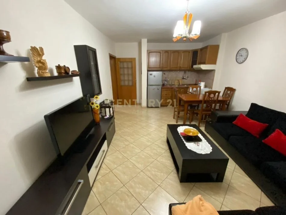 𝐓𝐢𝐫𝐚𝐧𝐞, 𝐣𝐞𝐩𝐞𝐭 𝐦𝐞 𝐪𝐞𝐫𝐚 𝐚𝐩𝐚𝐫𝐭𝐚𝐦𝐞𝐧𝐭 𝟐+𝟏 𝐊𝐚𝐭𝐢 𝟓, 𝟓𝟗 𝐦² 𝟓𝟓𝟎 € (𝐁𝐫𝐫𝐲𝐥𝐢)