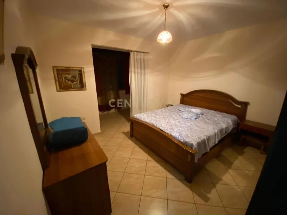 𝐓𝐢𝐫𝐚𝐧𝐞, 𝐣𝐞𝐩𝐞𝐭 𝐦𝐞 𝐪𝐞𝐫𝐚 𝐚𝐩𝐚𝐫𝐭𝐚𝐦𝐞𝐧𝐭 𝟐+𝟏 𝐊𝐚𝐭𝐢 𝟓, 𝟓𝟗 𝐦² 𝟓𝟓𝟎 € (𝐁𝐫𝐫𝐲𝐥𝐢)