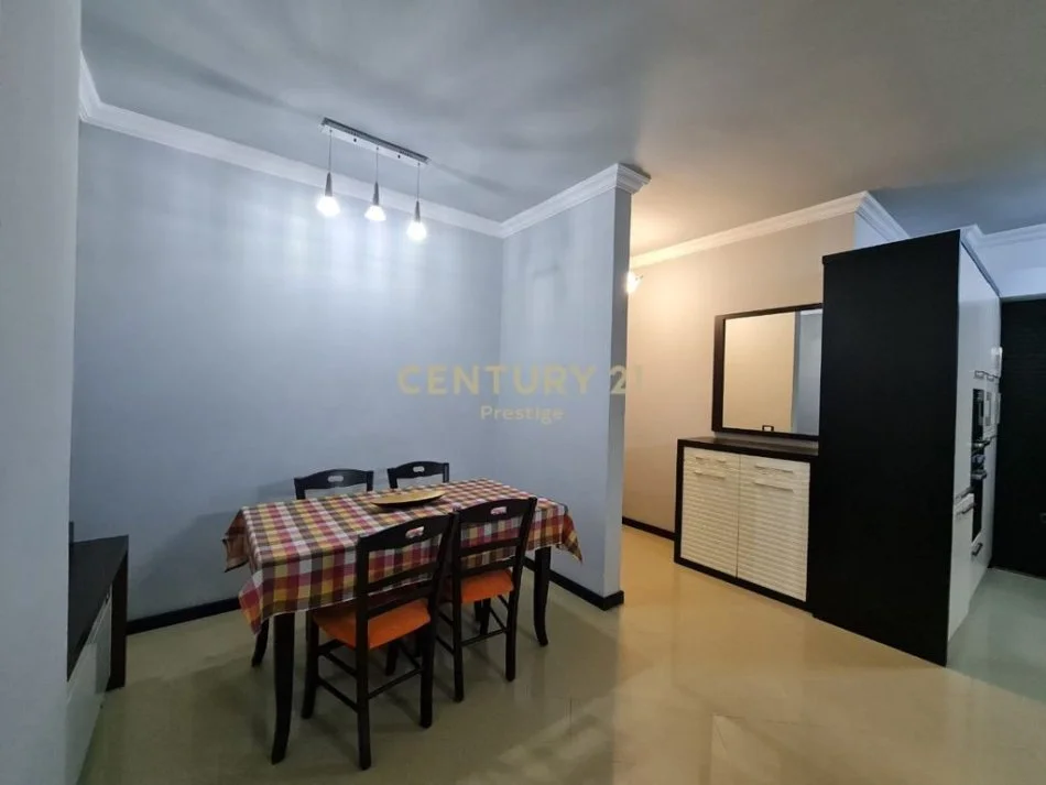 𝐓𝐢𝐫𝐚𝐧𝐞, 𝐣𝐞𝐩𝐞𝐭 𝐦𝐞 𝐪𝐞𝐫𝐚 𝐚𝐩𝐚𝐫𝐭𝐚𝐦𝐞𝐧𝐭 𝟐+𝟏 𝐊𝐚𝐭𝐢 𝟓, 𝟏𝟎𝟏 𝐦² 𝟓𝟎𝟎 € (𝐕𝐢𝐥𝐚𝐭 𝐆𝐣𝐞𝐫𝐦𝐚𝐧𝐞)