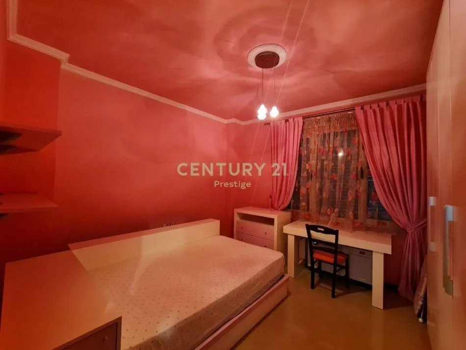 𝐓𝐢𝐫𝐚𝐧𝐞, 𝐣𝐞𝐩𝐞𝐭 𝐦𝐞 𝐪𝐞𝐫𝐚 𝐚𝐩𝐚𝐫𝐭𝐚𝐦𝐞𝐧𝐭 𝟐+𝟏 𝐊𝐚𝐭𝐢 𝟓, 𝟏𝟎𝟏 𝐦² 𝟓𝟎𝟎 € (𝐕𝐢𝐥𝐚𝐭 𝐆𝐣𝐞𝐫𝐦𝐚𝐧𝐞)