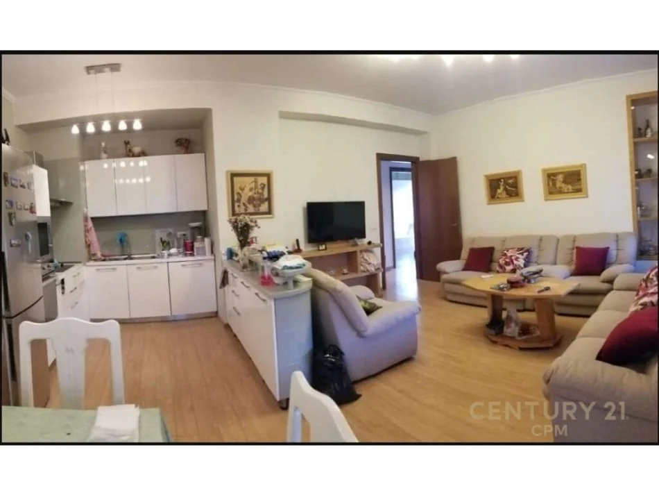 𝐓𝐢𝐫𝐚𝐧𝐞, 𝐣𝐞𝐩𝐞𝐭 𝐦𝐞 𝐪𝐞𝐫𝐚 𝐚𝐩𝐚𝐫𝐭𝐚𝐦𝐞𝐧𝐭 𝟐+𝟏 𝐊𝐚𝐭𝐢 𝟕, 𝟏𝟎𝟕 𝐦² 𝟕𝟓𝟎 € (𝐏𝐚𝐳𝐚𝐫𝐢 𝐈 𝐫𝐢)