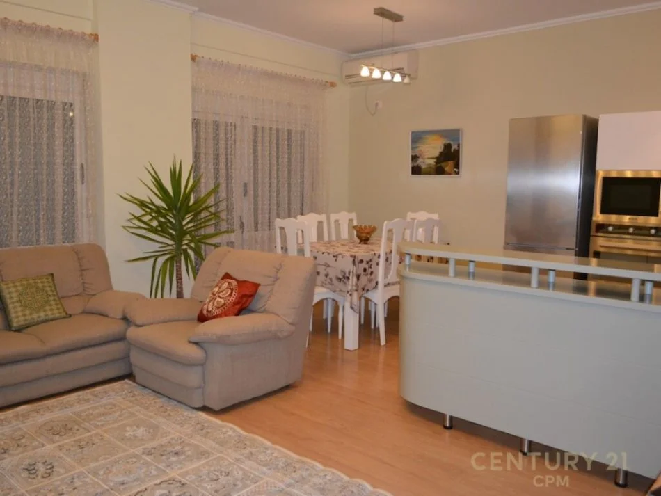 𝐓𝐢𝐫𝐚𝐧𝐞, 𝐣𝐞𝐩𝐞𝐭 𝐦𝐞 𝐪𝐞𝐫𝐚 𝐚𝐩𝐚𝐫𝐭𝐚𝐦𝐞𝐧𝐭 𝟐+𝟏 𝐊𝐚𝐭𝐢 𝟕, 𝟏𝟎𝟕 𝐦² 𝟕𝟓𝟎 € (𝐏𝐚𝐳𝐚𝐫𝐢 𝐈 𝐫𝐢)