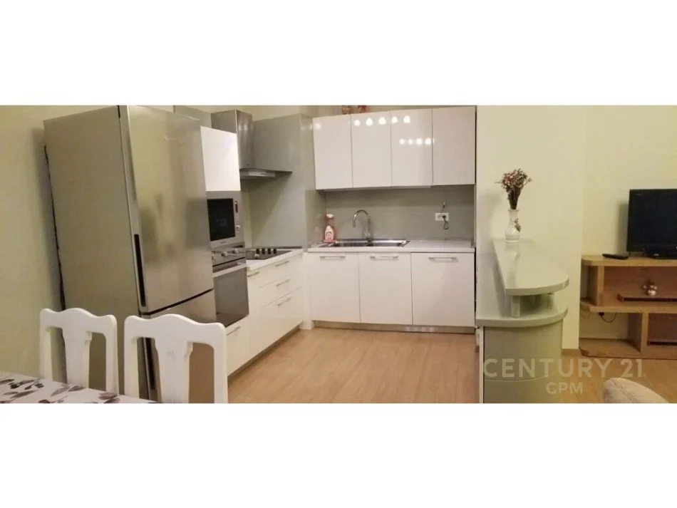 𝐓𝐢𝐫𝐚𝐧𝐞, 𝐣𝐞𝐩𝐞𝐭 𝐦𝐞 𝐪𝐞𝐫𝐚 𝐚𝐩𝐚𝐫𝐭𝐚𝐦𝐞𝐧𝐭 𝟐+𝟏 𝐊𝐚𝐭𝐢 𝟕, 𝟏𝟎𝟕 𝐦² 𝟕𝟓𝟎 € (𝐏𝐚𝐳𝐚𝐫𝐢 𝐈 𝐫𝐢)