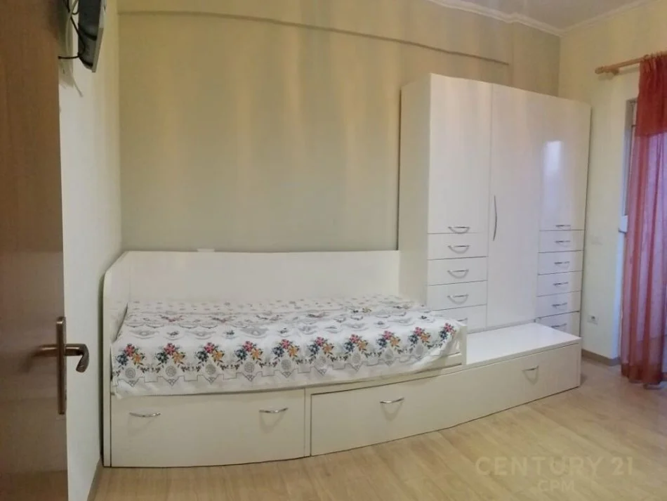 𝐓𝐢𝐫𝐚𝐧𝐞, 𝐣𝐞𝐩𝐞𝐭 𝐦𝐞 𝐪𝐞𝐫𝐚 𝐚𝐩𝐚𝐫𝐭𝐚𝐦𝐞𝐧𝐭 𝟐+𝟏 𝐊𝐚𝐭𝐢 𝟕, 𝟏𝟎𝟕 𝐦² 𝟕𝟓𝟎 € (𝐏𝐚𝐳𝐚𝐫𝐢 𝐈 𝐫𝐢)