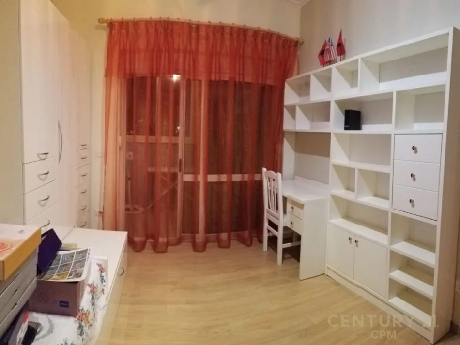 𝐓𝐢𝐫𝐚𝐧𝐞, 𝐣𝐞𝐩𝐞𝐭 𝐦𝐞 𝐪𝐞𝐫𝐚 𝐚𝐩𝐚𝐫𝐭𝐚𝐦𝐞𝐧𝐭 𝟐+𝟏 𝐊𝐚𝐭𝐢 𝟕, 𝟏𝟎𝟕 𝐦² 𝟕𝟓𝟎 € (𝐏𝐚𝐳𝐚𝐫𝐢 𝐈 𝐫𝐢)