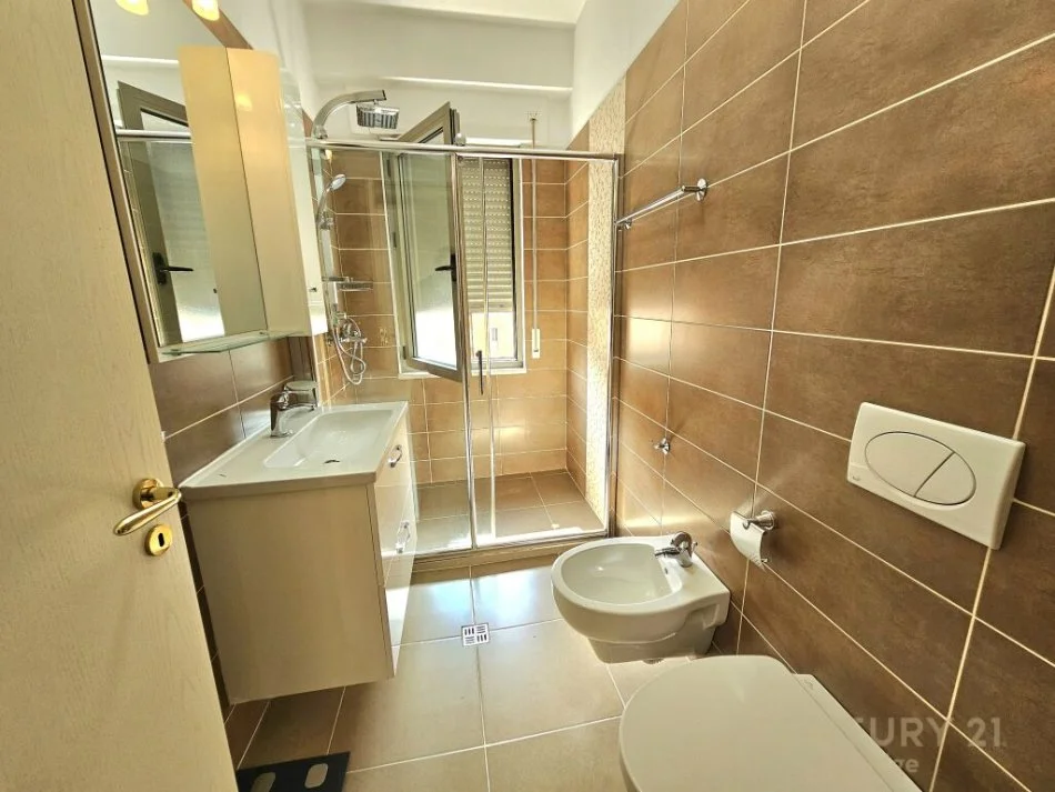 Tirane, jepet me qera apartament 2+1 Kati 5, 120 m² 1.000 € (dlijorgj)