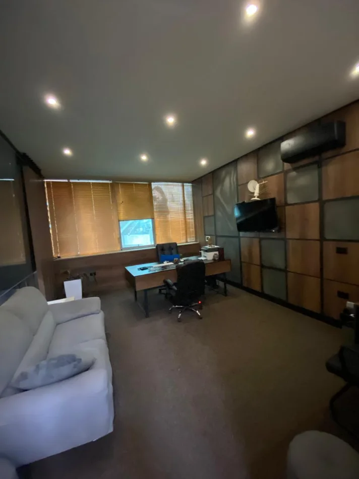 Tirane, jepet me qera zyre Kati 1, 202 m² 2.500 € (Rruga Kavajes)