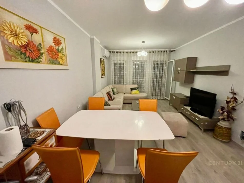 Tirane, jepet me qera apartament 2+1 Kati 8, 100 m² 700 € 