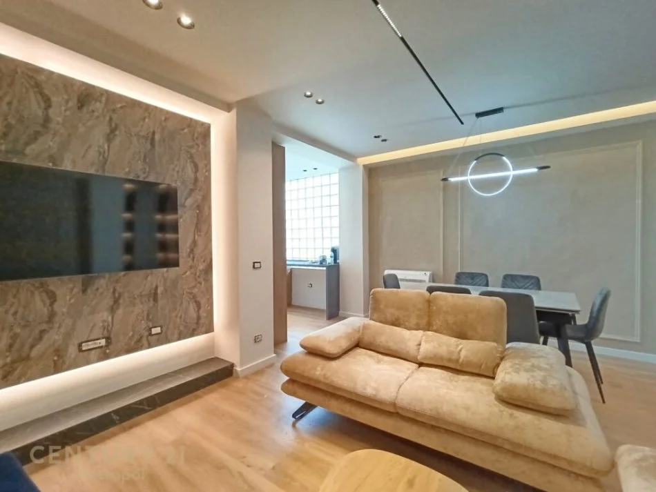 Tirane, jepet me qera apartament 3+1+Ballkon Kati 9, 115 m² 1.000 € (qender)