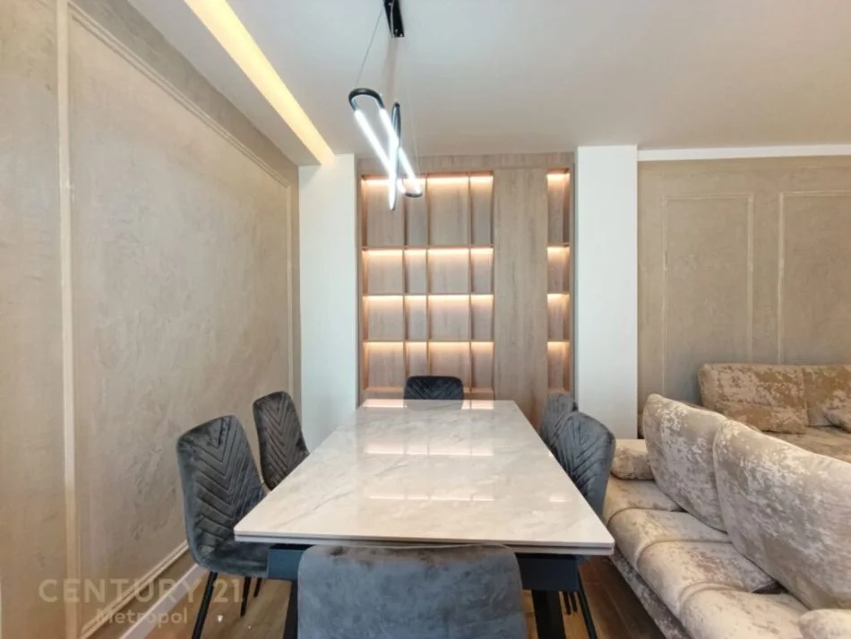 Tirane, jepet me qera apartament 3+1 Kati 9, 115 m² 1.000 € (qender)