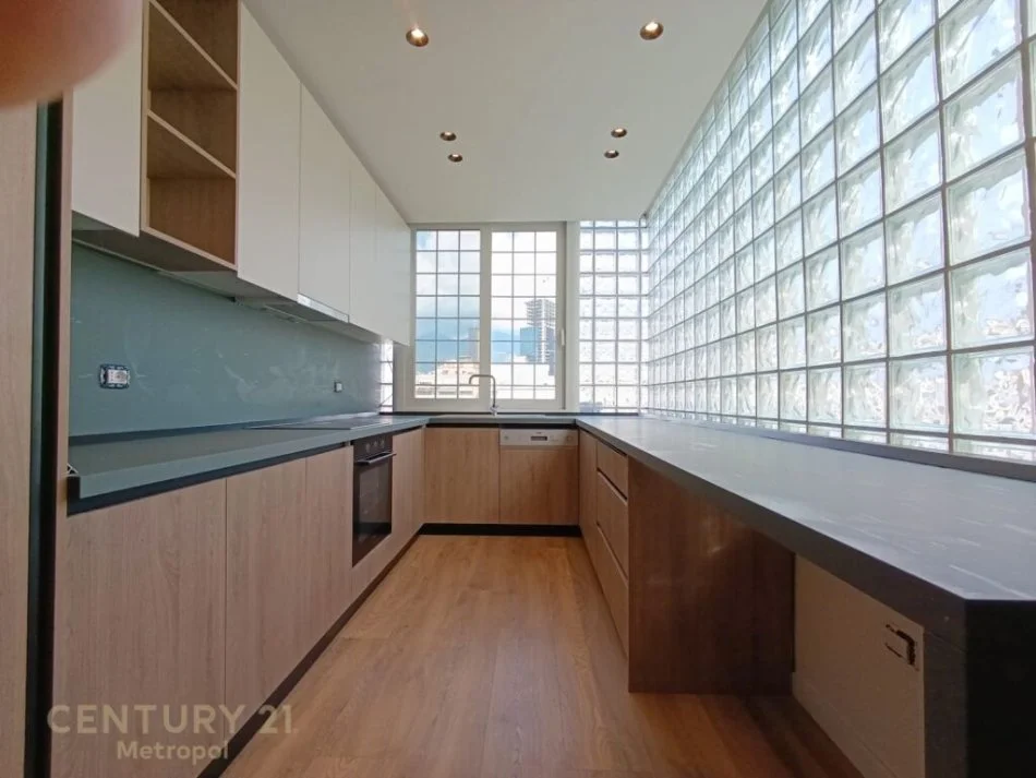 Tirane, jepet me qera apartament 3+1 Kati 9, 115 m² 1.000 € (qender)