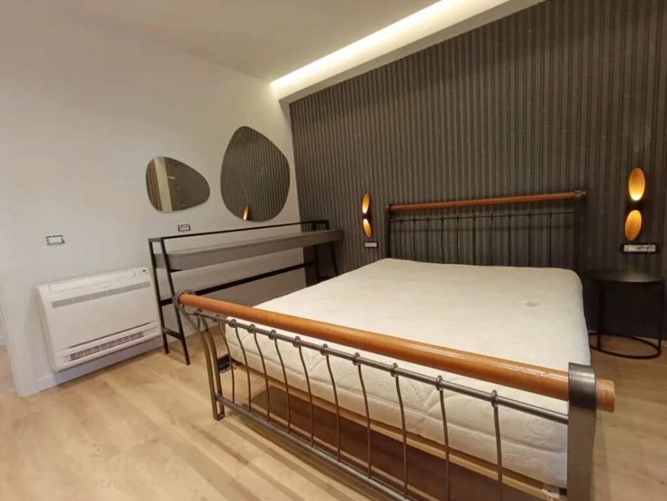 Tirane, jepet me qera apartament 3+1 Kati 9, 115 m² 1.000 € (qender)