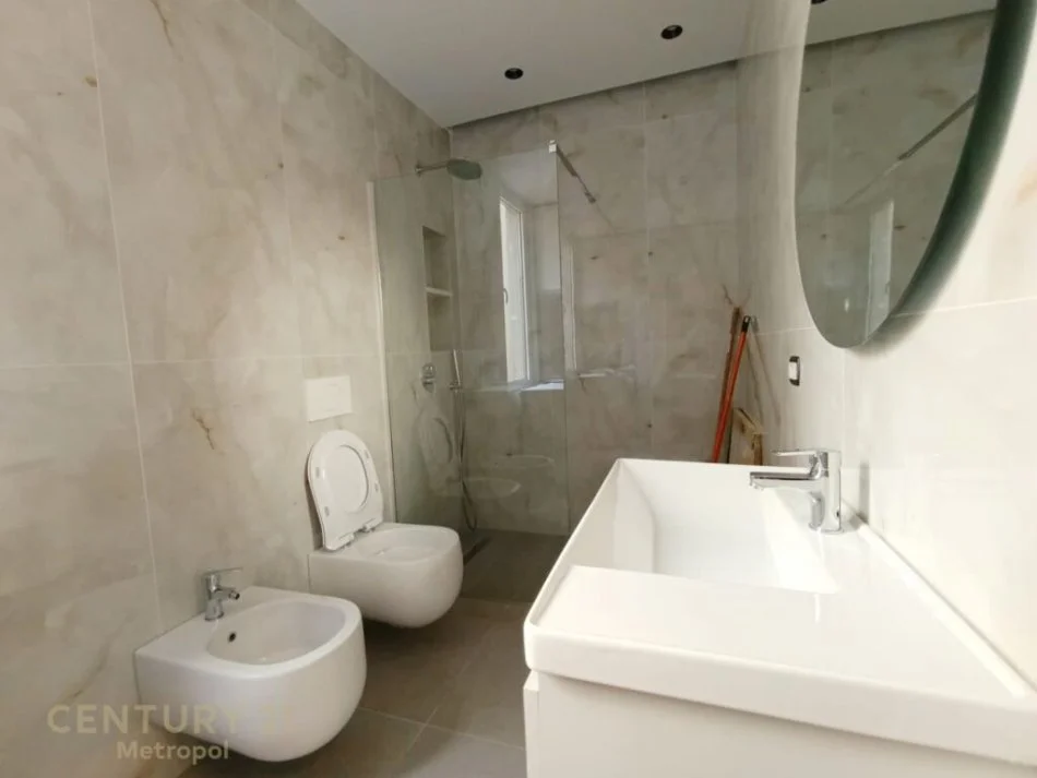 Tirane, jepet me qera apartament 3+1+Ballkon Kati 9, 115 m² 1.000 € (qender)