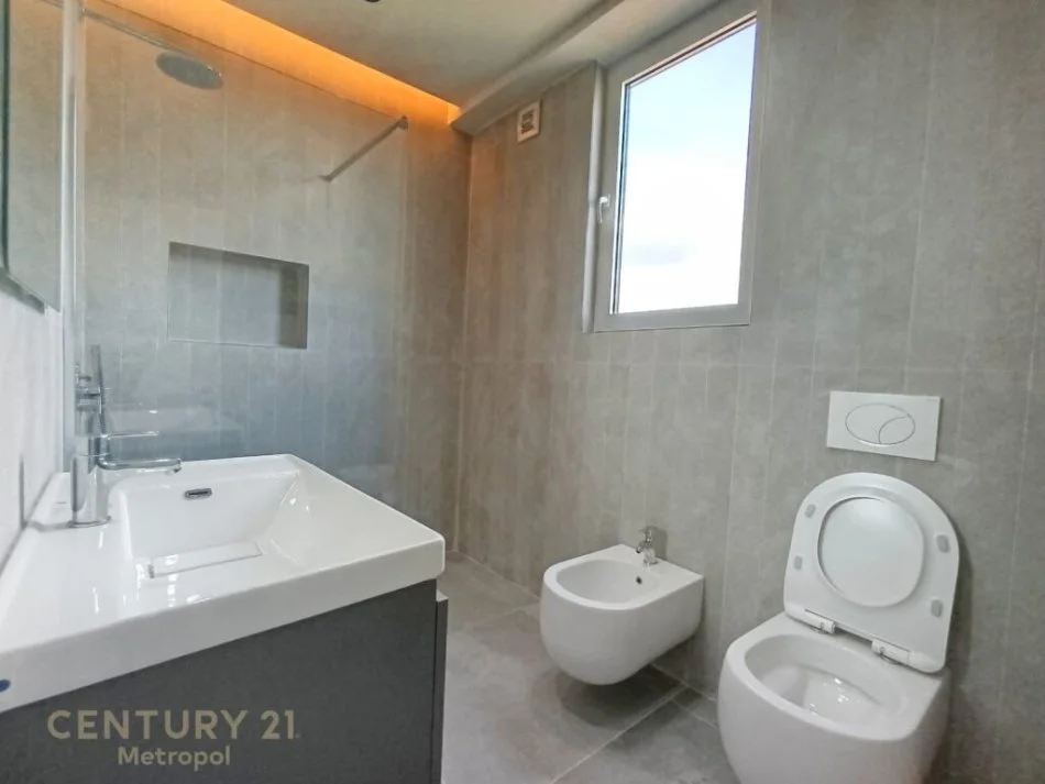 Tirane, jepet me qera apartament 3+1 Kati 9, 115 m² 1.000 € (qender)