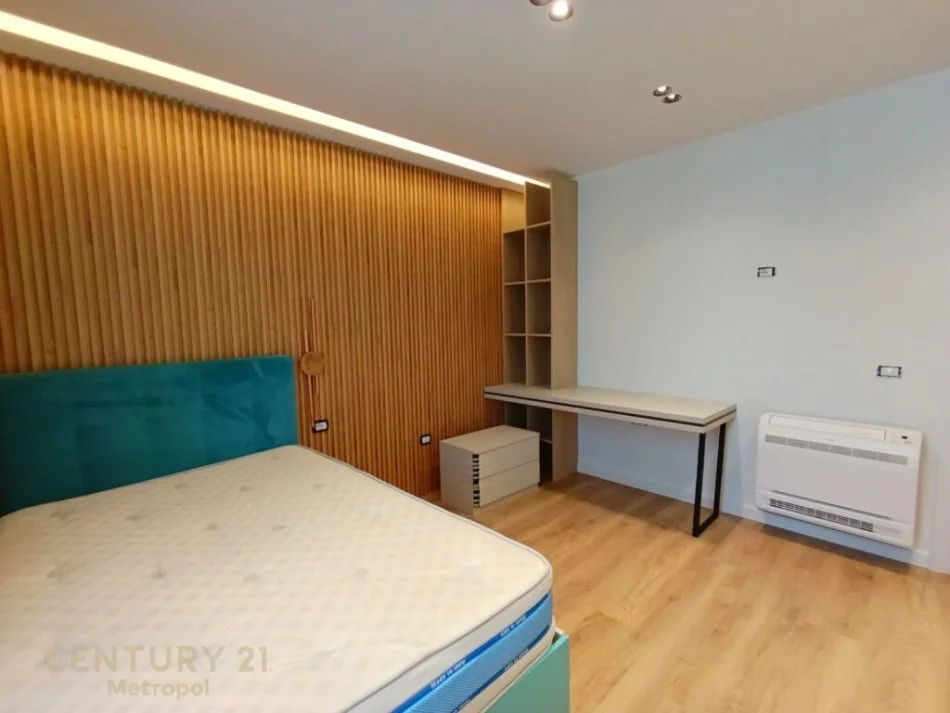 Tirane, jepet me qera apartament 3+1 Kati 9, 115 m² 1.000 € (qender)