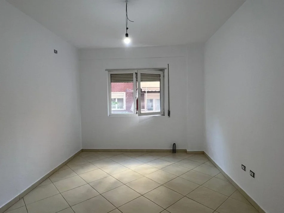 Tirane, jepet me qera apartament 3+1 Kati 2, 120 m² 600 € (Kopshti Zoologjik)