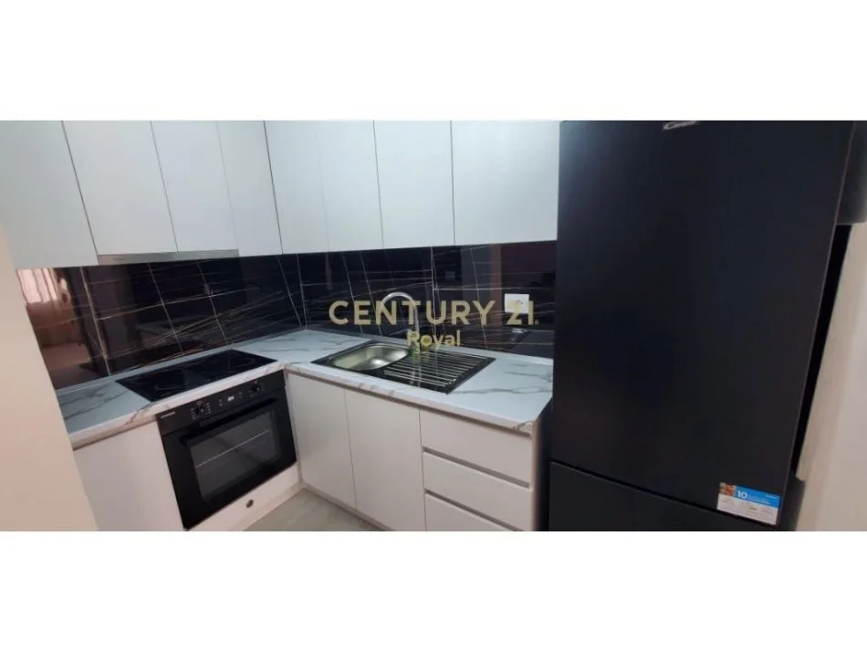 Tirane, jepet me qera apartament 3+1 Kati 3, 85 m² 500 € (shkolla e bashkuar)